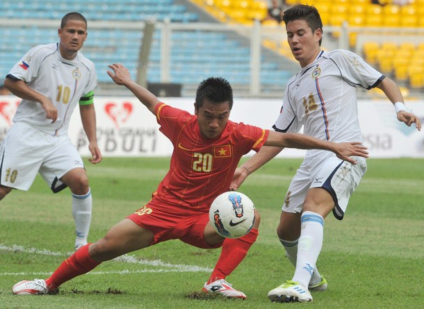 Hàng thủ U23 Philippines chơi khá kỷ luật. Trong ảnh, Matthew Hartmann và Carlos Alberto Martínez de Murga đang kèm chặt Đinh Thanh Trung.