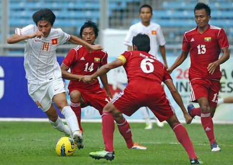 Hàng thủ nhiều tầng của U23 Myanmar đã "bắt chết" các pha lên bóng của U23 VN.