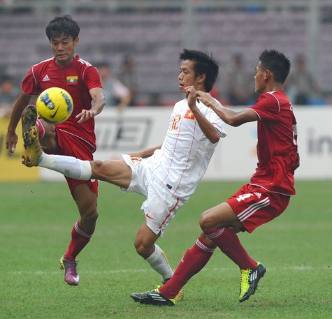 Văn Quyết không thể xuyên phá được hàng thủ U23 Myanmar.
