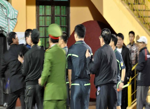 Cuối trận đấu, trọng tài Linh bị khán giả bao vây, đòi giết vì cho rằng trọng tài đã thiên vị đội khách.