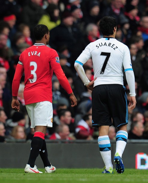 Cuộc đối đầu Evra - Suarez trở nên nóng bỏng khi cả hai thường xuyên chạm mặt trên sân.