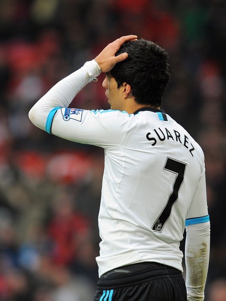 Luis Suarez thất vọng sau một cơ hội bị bỏ lỡ.