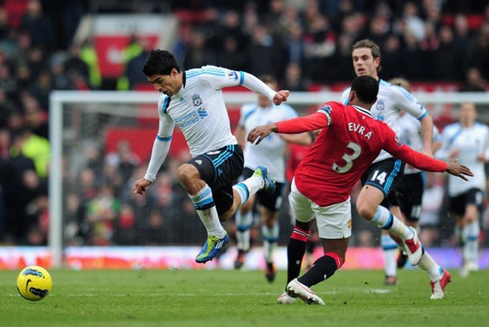 Cuộc đối đầu Evra - Suarez trở nên nóng bỏng khi cả hai thường xuyên chạm mặt trên sân.