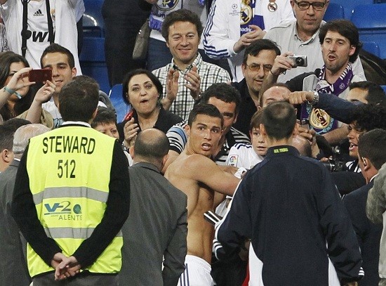 Ronaldo trong vòng vây của các fan.