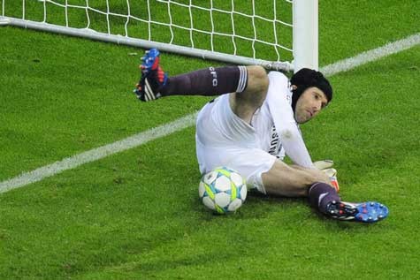 Petr Cech cản phá thành công quả penalty của Robben