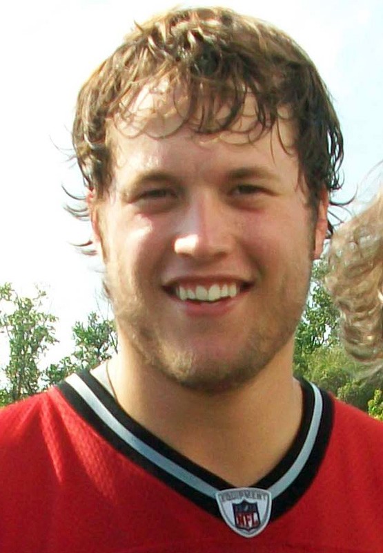 Cầu thủ Matthew Stafford may mắn được cặp với người đẹp Kelly Hall.