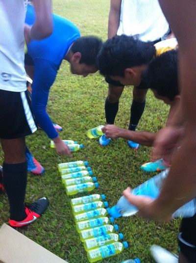 Mỗi cầu thủ Malaysia có 1 chai nước riêng được ghi tên từng người.