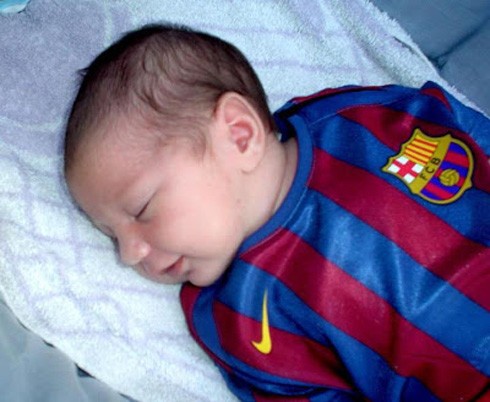 Bé Thiago trong bộ trang phục của Barca.