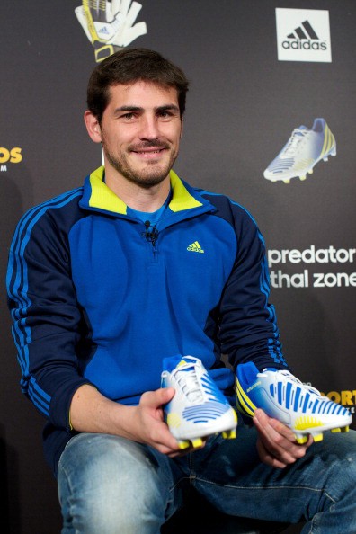 Casillas giới thiệu sản phầm giày mới của Adidas.