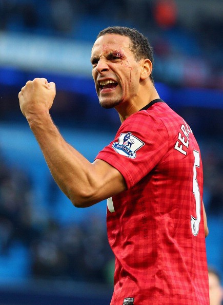 Máu đổ trên mặt Rio Ferdinand.