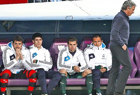 Mourinho (phải) loại Casillas (bìa trái) khỏi đội hình chính, và Real Madrid tan nát trên sân của Malaga.
