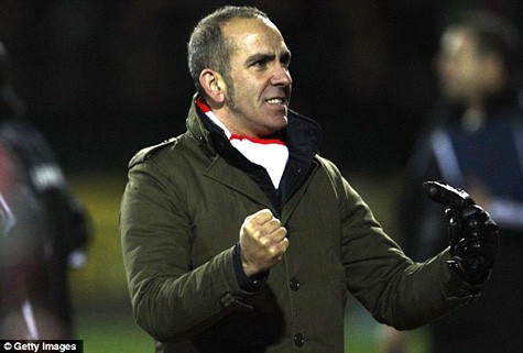 HLV Paolo Di Canio rời Swindon Town do bất đồng về nhân sự.