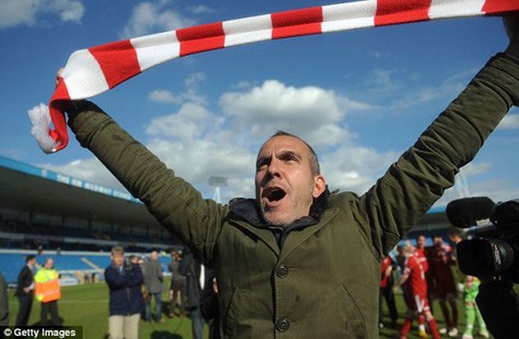 HLV Paolo Di Canio khi còn dẫn dắt Swindon Town.