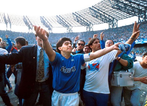 Maradona khi còn ở Napoli.