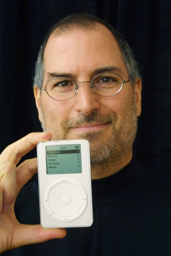 7. iPod (2001) Đây không phải là chiếc máy nghe nhạc số đầu tiên trên thế giới nhưng đây là sản phẩm thành công đầu tiên. Sự thành công của iPod đã mở đường cho sự ra đời của kho nhạc iTunes và iPhone.