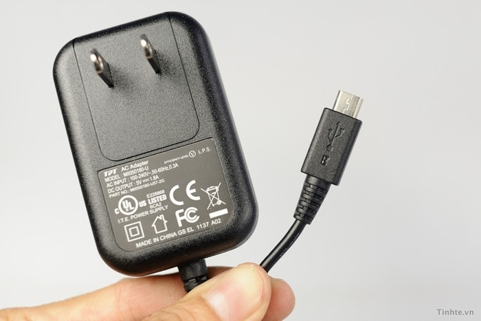 Amazon hơi tiết kiệm khi chỉ có 1 cục sạc kèm theo máy mà không có cả cable nối với máy tính, hơn nữa cục sạc cũng không được đẹp lắm.