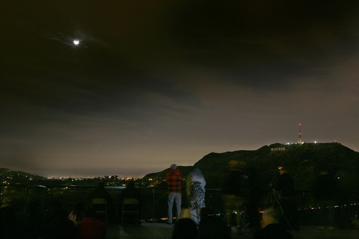 Một nhóm người đang xem nguyệt thực ở Đài quan sát Griffith, gần đồi Hollywood, Los Angeles.