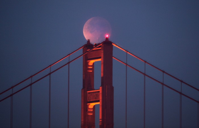 Mặt trăng “ngự” trên cầu Cổng Vàng lúc hiện tượng nguyệt thực xảy ra, 10/12/2011.