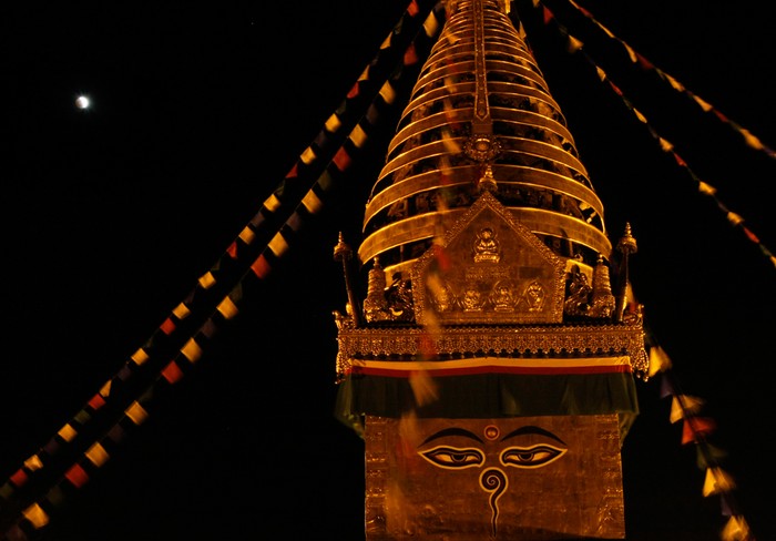 Nguyệt thực chiếu sáng bầu trời trên tháp Swayambhunath, một di sản thế giới, ở Kathmandu, Nepal, 10/12/2011.