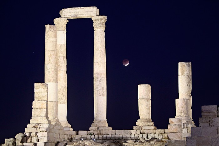 Nguyệt thực một phần nhìn thấy qua những cây cột Roman ở đền Hercules, Amman, Jordan.