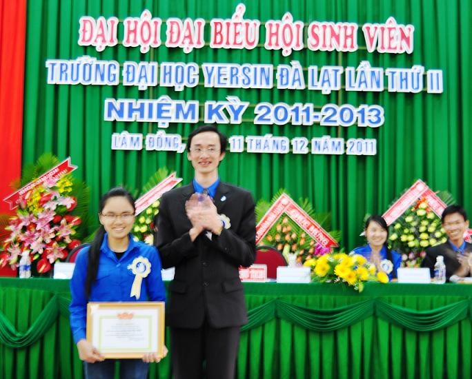 Hai nữ sinh viên bắt gọn một tên trộm hung dữ ảnh 1