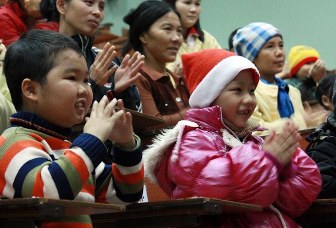 Ngay đầu buổi biểu diễn, những tiết mục văn nghệ của các nghệ sĩ Nhà hát Múa rối Thăng Long đã làm nóng không khí của hội trường, còn các em nhỏ thì háo hức và vỗ tay theo tiếng nhạc.