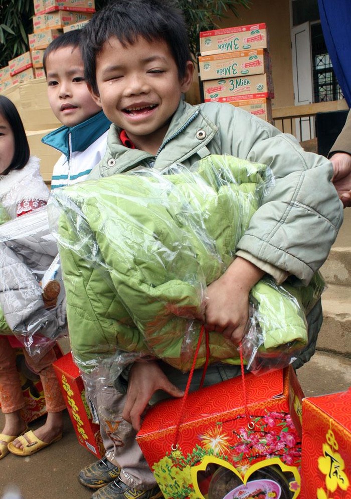 Vui sướng khi được nhận quà, bàn tay em như đứa trẻ tò mò tìm hiểu các món quà còn miệng em luôn hỏi “bố ơi, cái gì đây?”. Khi được thành viên trong đoàn nói cho biết trong này có ô mai thì em trả lời rất hồn nhiên “Con chưa được ăn ô mai bao giờ”.