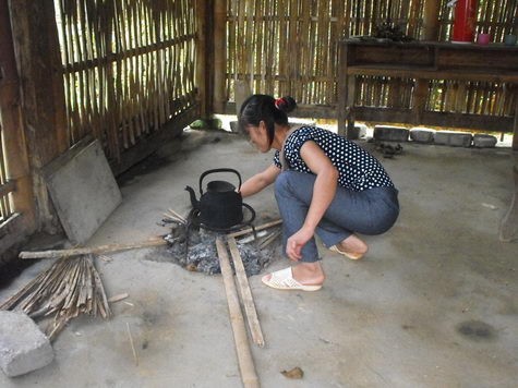 Cô giáo vùng cao thổi lửa đun nước ăn tạm bữa trưa