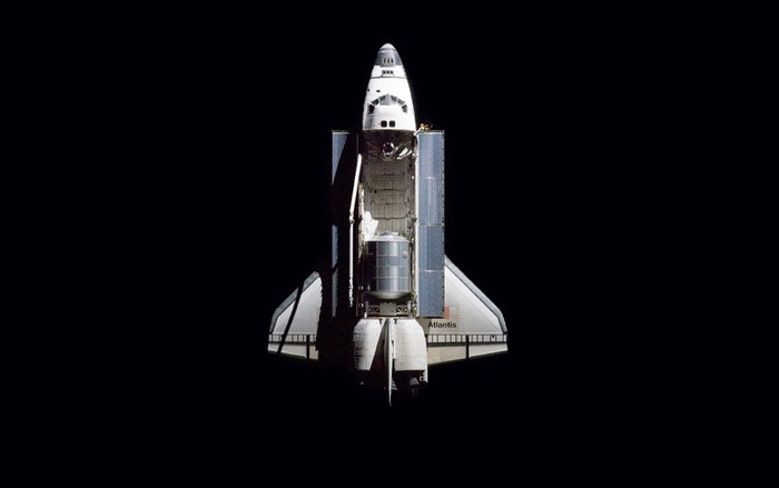 1. Hình ảnh khoang chứa của tàu vũ trụ Atlantis được chụp từ trạm Vũ trụ Quốc tế vào 7/10/2011.Phía sau khoang chứa hàng có thêm một khoang chứa Raffaello đa năng,dùng để cất những dụng cụ, bộ phận thay thế cần thiết.