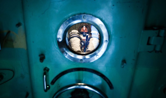 2. Phi hành gia của NASA, Doug Hurley đang đợi trong khoang áp suất trước khi tiến hành kiểm tra bộ quần áo không gian Sokol của mình tại trạm Zvezda, Moscow vào 30/3/2011.