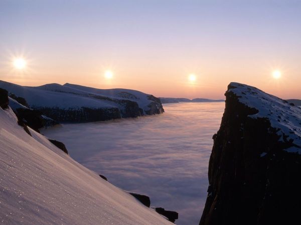 1. Ánh mặt trời trên đảo Baffin Mặt trời chiều chưa bao giờ biến mất khỏi đường chân trời trên đảo Baffin thuộc vùng Nunanu vào khoảng thời gian chụp bức hình này. Một số khu vực thuộc vùng Nunavut đã phải chịu cảnh lúc nào cũng là “ban ngày” từ cuối tháng Tư đến cuối tháng Tám và “ban đêm” từ cuối tháng Mười cho đến giữa tháng Hai.