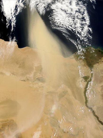10. Đám bụi Ai Cập nhìn từ không gian Đây là hình ảnh trận gió mạnh đã thổi tung cát trên sa mạc Ai Cập về phía biển Địa Trung Hải được chụp từ không gian. Những cơn bão mạnh cuối đông và đầu xuân thường quyét qua Qattara Depression, vùng thấp nhất của Ai Cập.