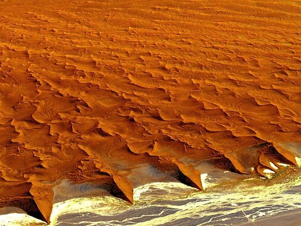 12. Những cồn cát sa mạc Namib Desert Sa mạc Namib Desert là một trong những sa mạc già nhất trên thế giới với những cồn cát có thể cao đến 3000m và trải dài về phía bờ biển Đại Tây Dương. Vùng này có khí hậu khô vì nhận được ít độ ẩm từ sương mù trên biển hơn lượng mưa hàng năm.