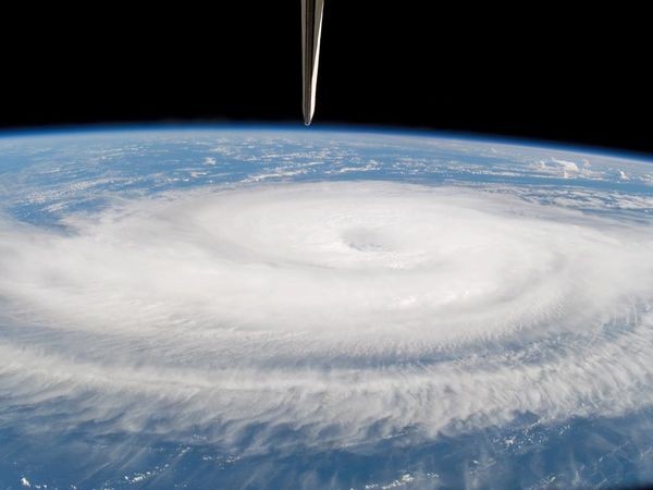 2. Cơn cuồng phong Gordon Các phi hành gia của phi thuyền không gian Atlantis đã chộp được hình ảnh cơn cuồng phong Gordon xảy ra vào 9/ 2006. Nhìn từ phía trên, cơn bão khá ôn hòa với sức gió duy trì khoảng 130km/ giờ.