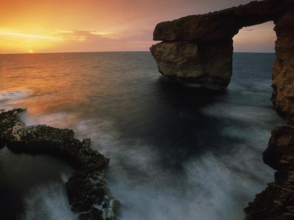 6. Hoàng hôn trên đảo Gozo,Malta. Ánh chiều chạng vạng đang ôm trọn hòn đảo Gozo ngoài khơi biển Malta. Nơi đây có khí hậu Địa Trung Hải ôn hòa được đặc trưng bởi mùa đông ẩm ướt, mát mẻ và mùa hè khô, nóng.