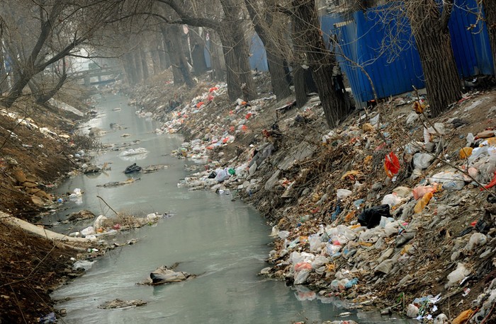 18. Bãi rác gây cản dòng chảy trên con sông ô nhiễm nặng tại Bắc Kinh, Trung Quốc (16/3/2012 ).