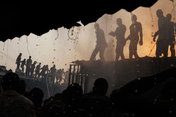 21. Nước phun ra từ chiếc vòi bị rò rỉ tkhi người dân tại khu ổ chuột mới thành lập thuộc trung tâm Malabo, Equatorial Guinea đang cố gắng dập tắt ngọn lửa vừa thiêu rụi hàng chục ngôi nhà. Trong khi các nhân viên cứu hỏa vật lộn với vòi phun thì những người dân lại chiến đấu với lửa bằng cách múc nước thải để dập lửa.