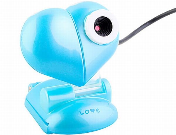 6. Heart-Shaped USB Webcam Tuyệt vời với camera có độ phân giải 640x480, USB 2.0, mẫu webcam hình trái tim xinh xắn này tích hợp tất cả các tính năng của các webcam khác như ghi video, khả năng cân bằng ánh sáng tự động, đèn flash và tính năng bảo mật cao. Webcam có thể xoay giúp thuận tiện hơn khi sử dụng. Với webcam dễ thương này, bạn có thể sử dụng làm đồ trang trí hoàn hảo hoặc tặng nó người yêu