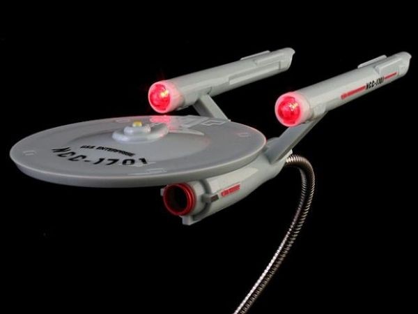 7. Star trek webcam Với thiết kế khá độc đáo, Star trek cũng đi theo trào lưu từ bộ phim Star War nổi tiếng và nó thực sự nổi bật bên cạnh chiếc máy tính của bạn.Webcam này được gắn một camera ở phía mặt dưới khiến bạn có cảm giác đang trò chuyện ngoài vũ trụ. Giá của sản phẩm này chỉ có $ 30