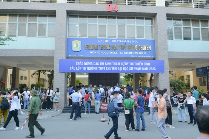 Cổng Trường trung học phổ thông Chuyên Đại học Sư phạm Hà Nội từ sớm đã đông nghịt phụ huynh và học sinh.