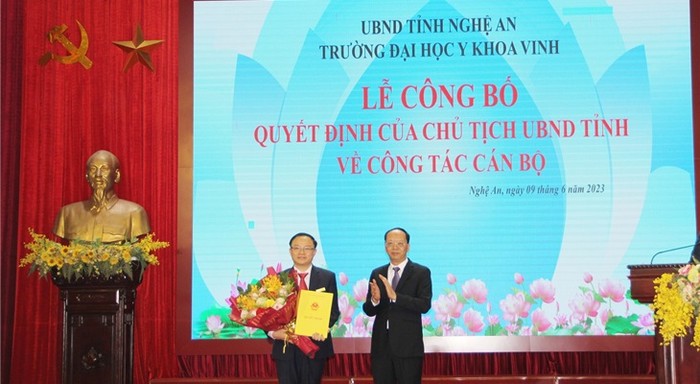 Đồng chí Bùi Thanh An - Ủy viên Ban Thường vụ, Phó Chủ tịch tỉnh - trao Quyết định bổ nhiệm chức vụ Hiệu trưởng đối với Tiến sĩ Nguyễn Văn Tuấn. (Ảnh: Vân Anh).