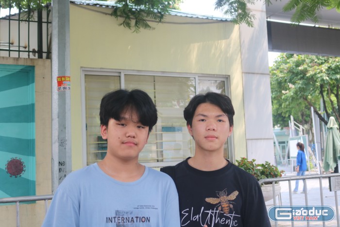 Hai thí sinh Nguyễn Việt Minh (bên trái) và Nguyễn Việt Tiệp cùng kỳ vọng được 9 điểm môn Toán và đỗ vào Trường Trung học phổ thông Cầu Giấy. (Ảnh: Vân Ánh).