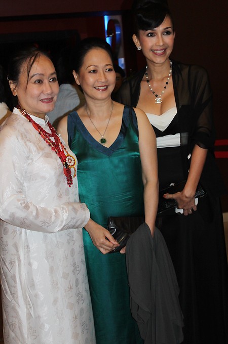 Từ trái qua: Nhà văn Nguyễn Thị Minh Ngọc, NSND Như Quỳnh và diễn viên Diễm My. Diễm My vào vai bà mẹ trong phim Thực và mộng.