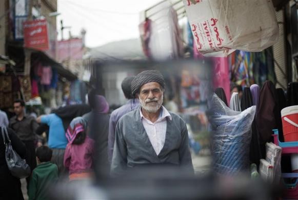 Ông Sunni Kurd khi đang mua sắm trong Marivan, tỉnh Kurdistan, phía tây của Tehran.