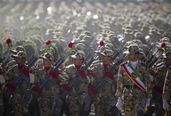 Bộ binh Iran trong một buổi diễu hành.