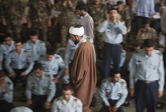 Giáo sĩ đi giữa các thành viên của lực lượng không quân và bộ binh của Iran trong lễ cầu nguyện.