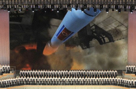 Hình ảnh tên lửa xuất hiện trong một buổi hoà nhạc ở Bình Nhưỡng.