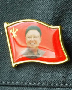 Huy hiệu có hình ảnh nhà lãnh đạo Kim Jong-il bắt đầu được phát hành từ tháng 2 vừa qua.
