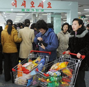 Những người phụ nữ đang mua sắm trong siêu thị Kwangbok.