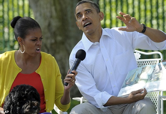 Vợ chồng Tổng thống Mỹ nhập vai ấn tượng khi kể chuyện cho các em nhỏ nghe.
